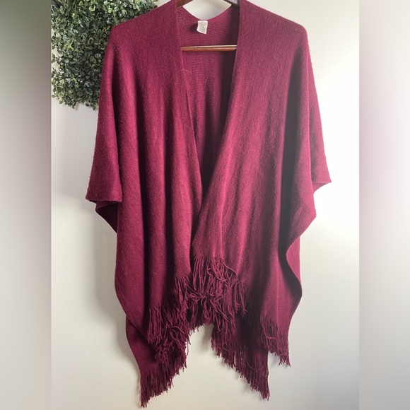 Red fringe shawl cape poncho - Picture 4 of 9